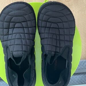 Women’s Black Quilted Merrill Hut Moc slippers packable light weight size 9